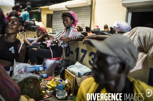 Frontiere entre haiti et la republique dominicaine, separee par un mur.