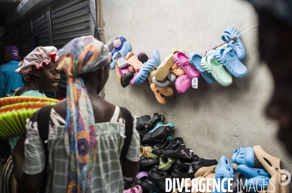 Frontiere entre haiti et la republique dominicaine, separee par un mur.