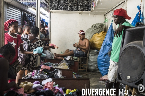 Frontiere entre haiti et la republique dominicaine, separee par un mur.