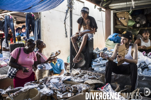 Frontiere entre haiti et la republique dominicaine, separee par un mur.