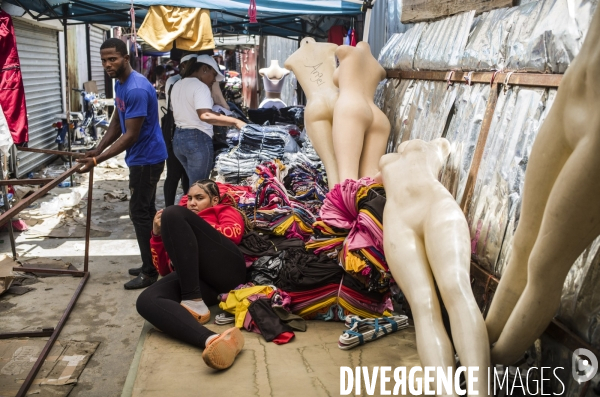 Frontiere entre haiti et la republique dominicaine, separee par un mur.
