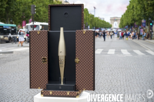 PARIS : Relais de la flamme olympique aux Champs-Elysees
