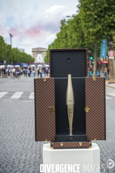 PARIS : Relais de la flamme olympique aux Champs-Elysees