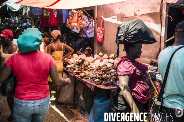 Frontiere entre haiti et la republique dominicaine, separee par un mur.