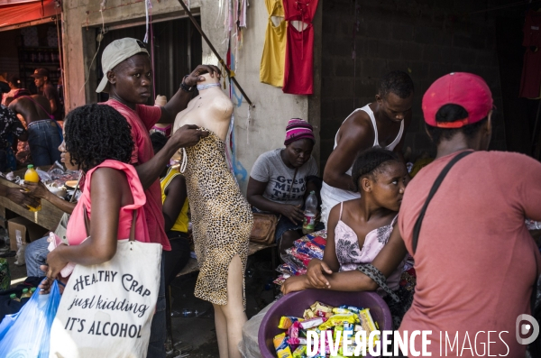 Frontiere entre haiti et la republique dominicaine, separee par un mur.