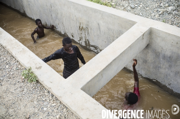 Frontiere entre haiti et la republique dominicaine, separee par un mur.