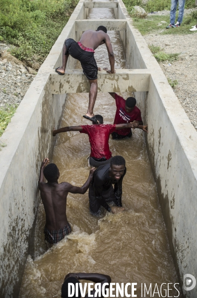 Frontiere entre haiti et la republique dominicaine, separee par un mur.