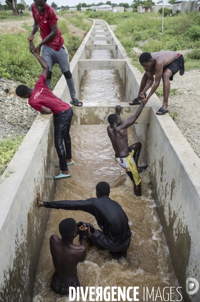 Frontiere entre haiti et la republique dominicaine, separee par un mur.