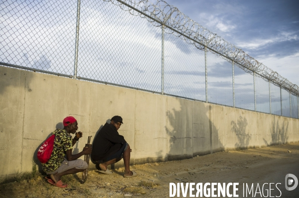 Frontiere entre haiti et la republique dominicaine, separee par un mur.