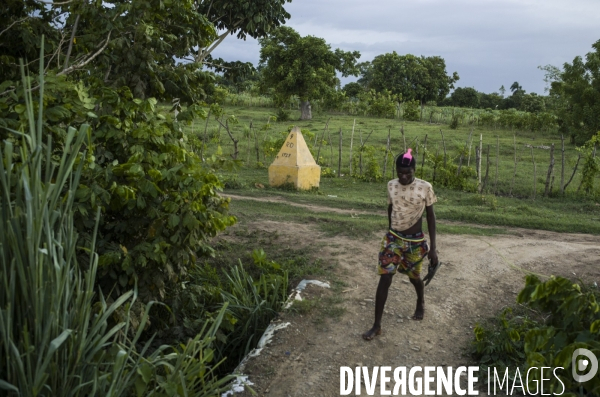 Frontiere entre haiti et la republique dominicaine, separee par un mur.