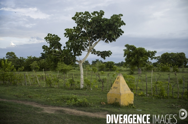 Frontiere entre haiti et la republique dominicaine, separee par un mur.