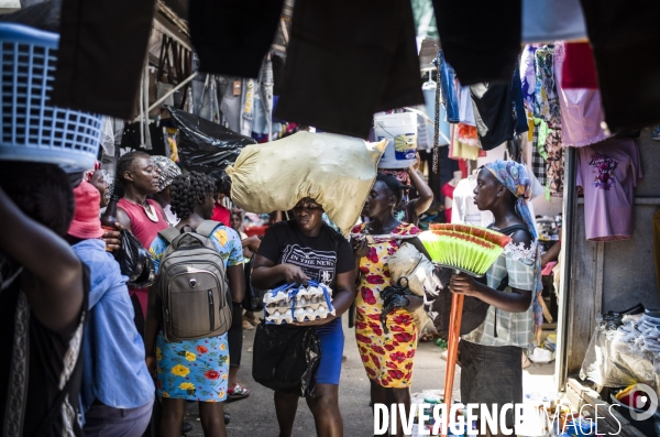 Frontiere entre haiti et la republique dominicaine, separee par un mur.