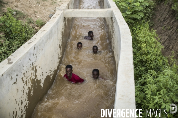 Frontiere entre haiti et la republique dominicaine, separee par un mur.