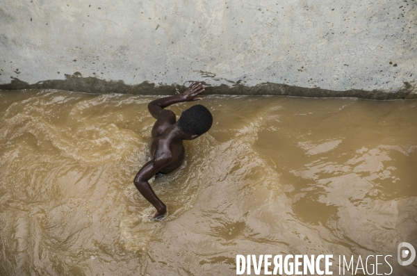 Frontiere entre haiti et la republique dominicaine, separee par un mur.