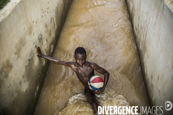 Frontiere entre haiti et la republique dominicaine, separee par un mur.