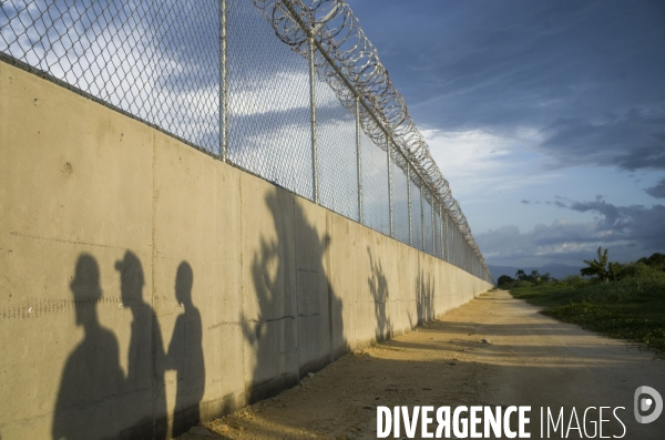 Frontiere entre haiti et la republique dominicaine, separee par un mur.