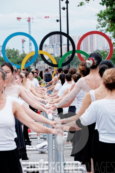 Flamme olympique - cours de danse / Ballet de l Opéra national de paris