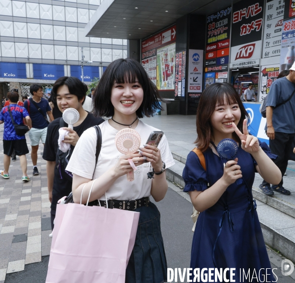 Chaleur a tokyo les ventilateurs portables sont de sortie