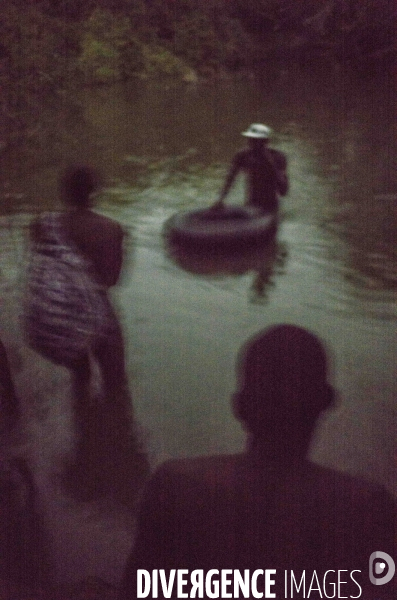 Passage de frontiere illegalement entre haiti et la republique dominicaine.