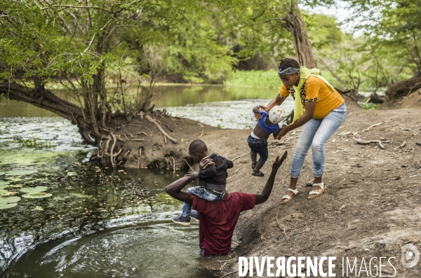 Passage de frontiere illegalement entre haiti et la republique dominicaine.