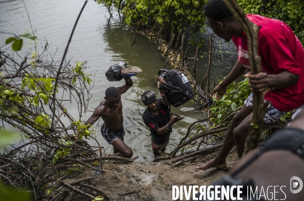 Passage de frontiere illegalement entre haiti et la republique dominicaine.