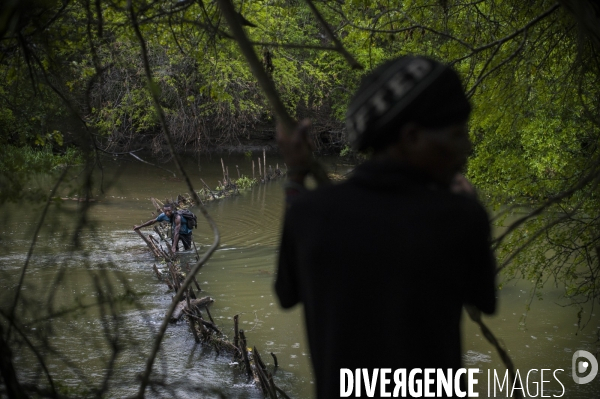 Passage de frontiere illegalement entre haiti et la republique dominicaine.