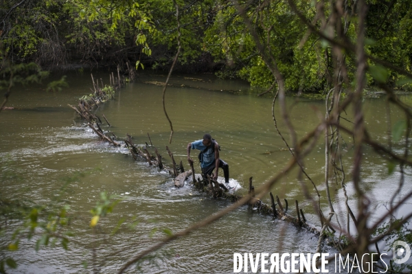 Passage de frontiere illegalement entre haiti et la republique dominicaine.