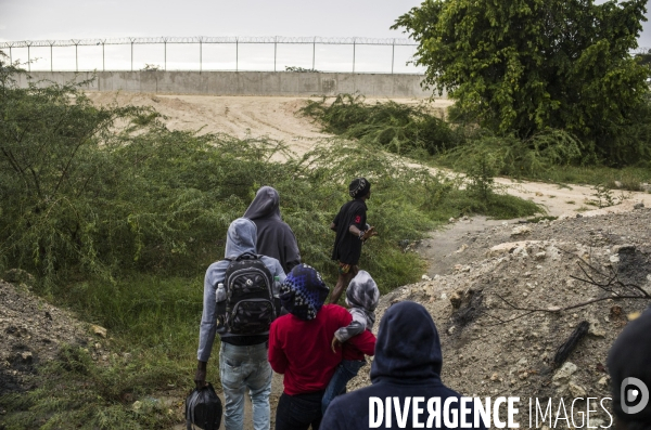 Passage de frontiere illegalement entre haiti et la republique dominicaine.