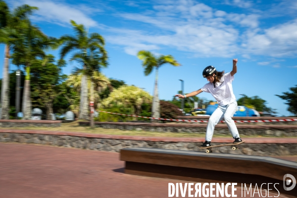 Sissy DREGOIRE PERRON du Public Team Skateboard France groupe Junior (12-16 ans) en démonstration au skatepark du Parc du Colosse a Saint Andre a La Reunion, FRANCE - 30/11/2022.