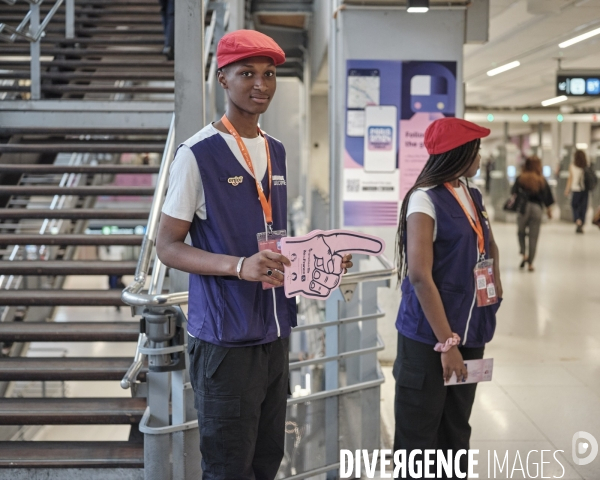 Gare du Nord, Jeunes préposés à l’orientation des touristes