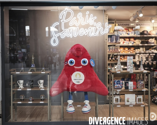 JO, 2024,  Gare du Nord,  la mascotte des JO 2024 en vitrine 