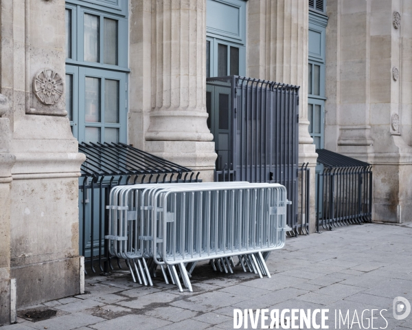 JO, 2024, Barrières et grilles anti-sdf sur la façade de la gare du Nord
