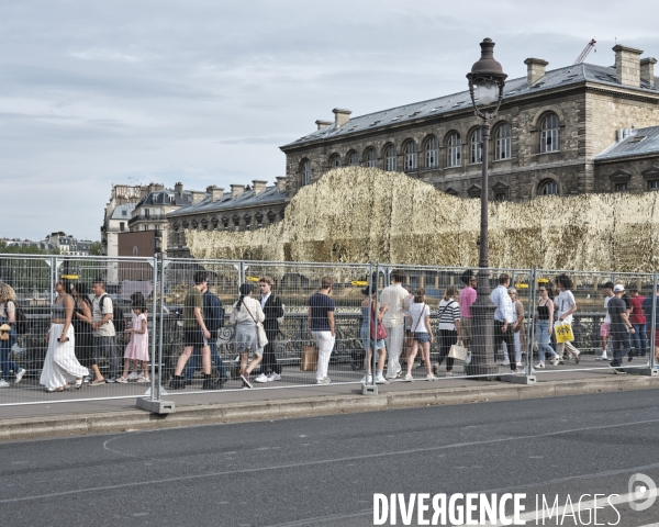 JO, 2024 les pétons doivent circuler entre des barrières de sécurité