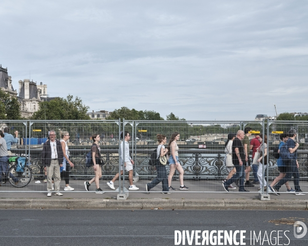 JO, 2024 les pétons doivent circuler entre des barrières de sécurité