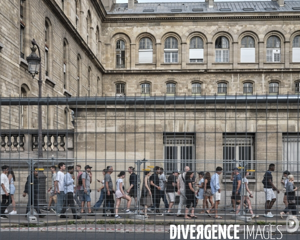 JO, 2024 les pétons doivent circuler entre des barrières de sécurité
