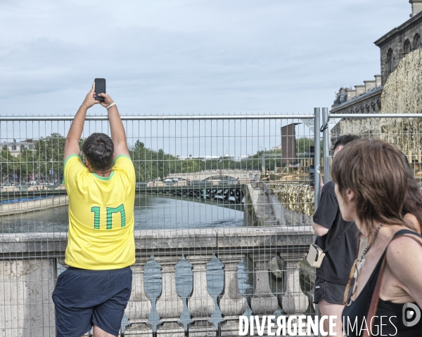 JO, 2024 les pétons doivent circuler entre des barrières de sécurité