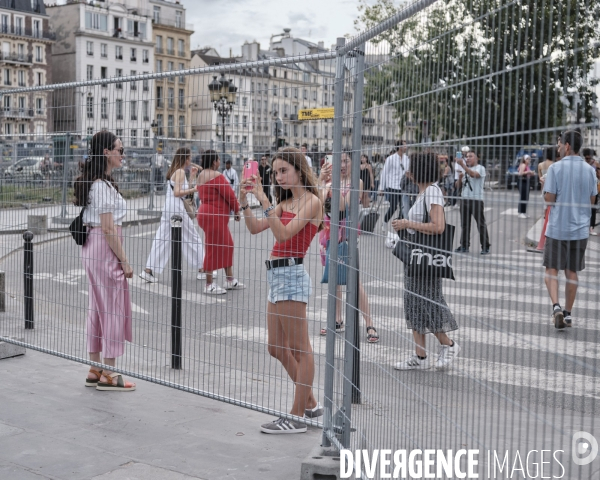 JO, 2024, Touristes tachant de photographier à travers les grilles 