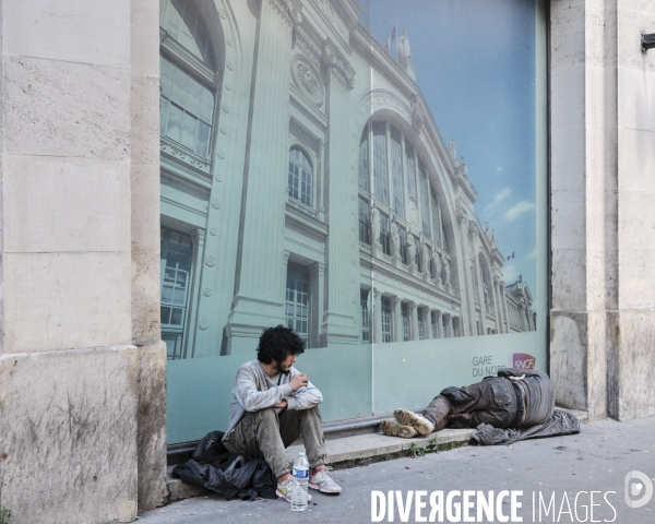 JO, 2024, gare du nord, deux SDF se reposent
