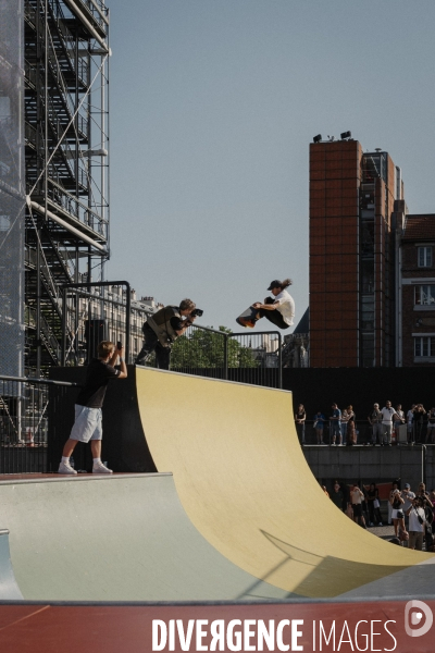 La team Nike SB skate la Cycloïde Plazza devant le Centre Pompidou