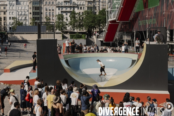 La team Nike SB skate la Cycloïde Plazza devant le Centre Pompidou