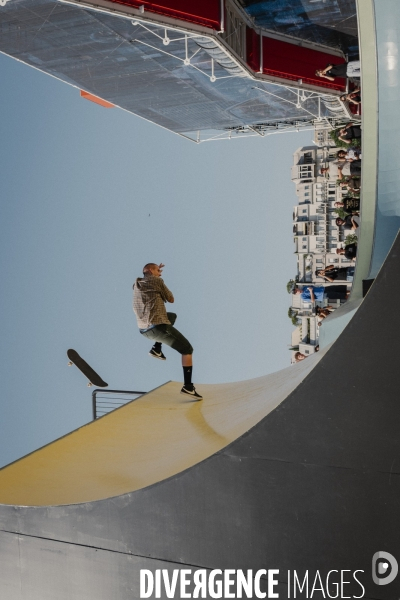 La team Nike SB skate la Cycloïde Plazza devant le Centre Pompidou