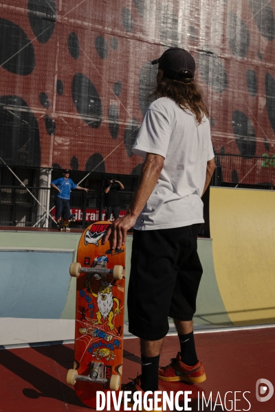 La team Nike SB skate la Cycloïde Plazza devant le Centre Pompidou