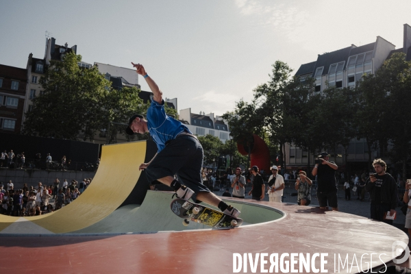 La team Nike SB skate la Cycloïde Plazza devant le Centre Pompidou