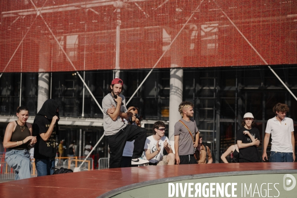 La team Nike SB skate la Cycloïde Plazza devant le Centre Pompidou