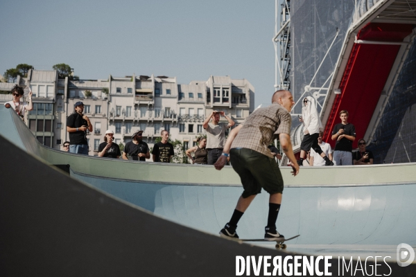 La team Nike SB skate la Cycloïde Plazza devant le Centre Pompidou