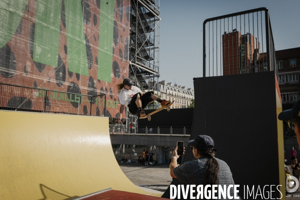 La team Nike SB skate la Cycloïde Plazza devant le Centre Pompidou