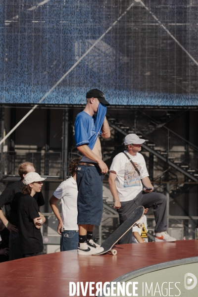 La team Nike SB skate la Cycloïde Plazza devant le Centre Pompidou