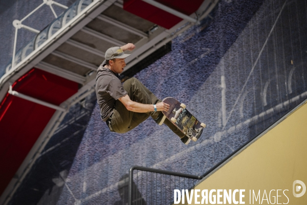 La team Nike SB skate la Cycloïde Plazza devant le Centre Pompidou