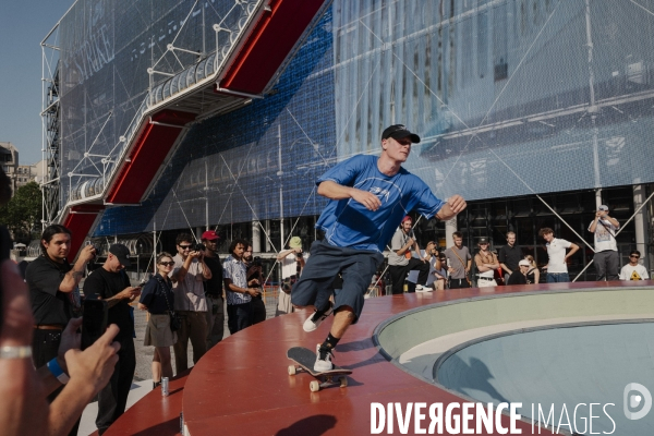La team Nike SB skate la Cycloïde Plazza devant le Centre Pompidou