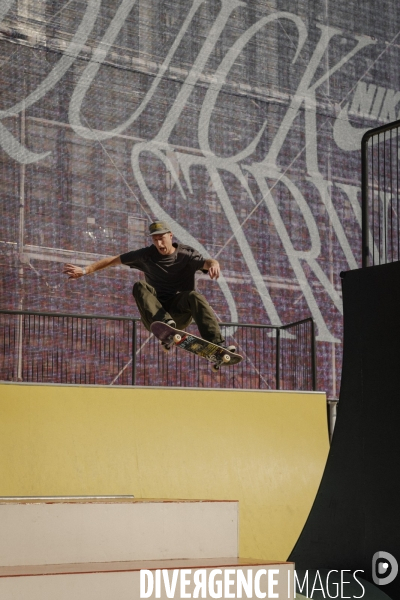 La team Nike SB skate la Cycloïde Plazza devant le Centre Pompidou